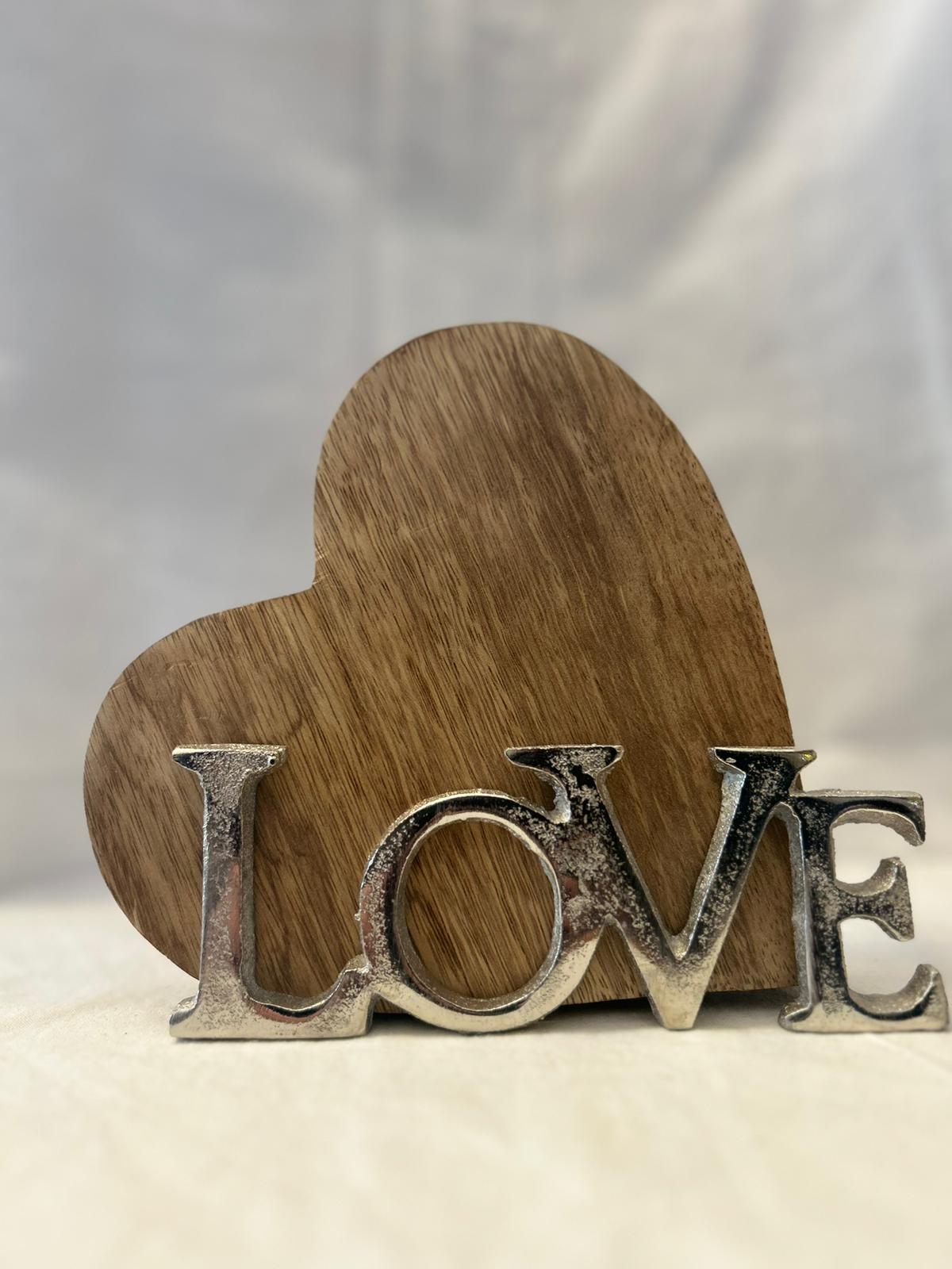 Cuore Decorativo in Legno con Scritta "LOVE" in Metallo